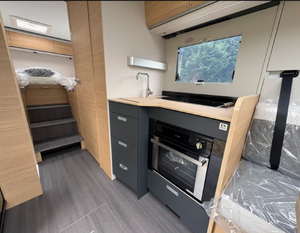 Fourgonnette d'occasion essence/gaz 2024, moteur V-6 turbo 2.7L, transmission automatique 10 vitesses, 290 ch, 8 places, sièges en cuir, toit ouvrant panoramique - Product Image 3