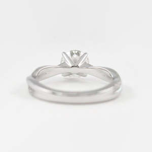 Bague torsadée Moissanite à coupe ronde pour femme - Product Image 3