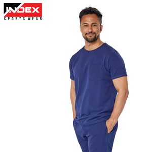 Camiseta exfoliante de tres bolsillos con cuello en V para hombre, camisas médicas cómodas para hombre con logotipos y diseños personalizados - Product Image 2