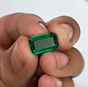 Émeraude naturelle non traitée 5,00 carats, forme octogonale, origine Zambie, certifiée IGI, vert, grande clarté, coupe et couleur exceptionnelles - Product Image 3