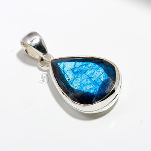 Colgante de labradorita de piedras preciosas naturales, colgante de plata de ley 925, regalo de joyería hecho a mano para ella, fabricante de joyería al por mayor - Product Image 1