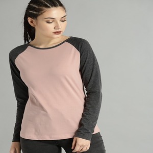 T-shirt femme coupe ajustée col rond manches raglan couleur gris et rose Vêtements d'été personnalisés avec logo Fabriqué en Inde - Product Image 1