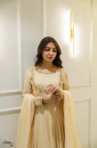Anarkali en or massif orné à la main avec des vêtements indiens et pakistanais Gharara et Dupatta - Product Image 4
