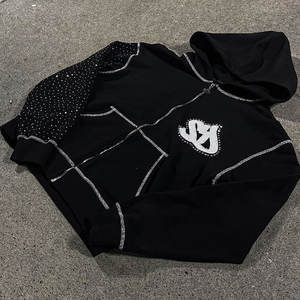 Sudadera con Capucha de Invierno Personalizada con Bordado, Parche Cosido, Logotipo Serigrafiado, Mezcla de Pedrería de Colores, Pedrería Completa, Teñido Liso - Product Image 3