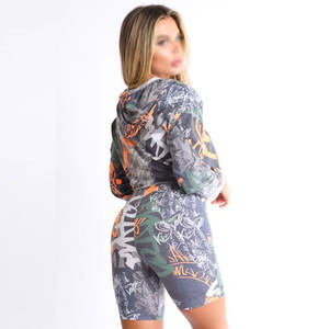 Survêtement en tricot 2 pièces personnalisé pour femmes, haut court à capuche et short, ensemble d'entraînement avec logo pour l'hiver - Product Image 2