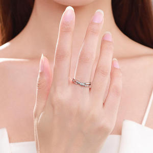 Anillo de Boda Jeulia Classic Twist de Plata Pura con Incrustaciones de Circonio - Product Image 4