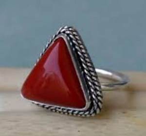 Coral rojo de alto grado 15mm FORMA DE Tringle bisel de piedras preciosas Ser 925 anillo de plata esterlina anillo de banda fina TAMAÑO DE EE. UU. 4-15 para anillo de esposa - Product Image 1