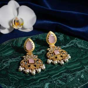 Pendientes étnicos con tachuelas Kundan hechos a mano con cuentas rosas en tonos dorados para mujeres para fiestas tradicionales - Product Image 3