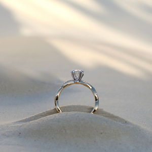 Bague solitaire élégante Moissanite à coupe ronde en or avec double griffe à quatre griffes et bande d'éternité croisée à trois quarts - Product Image 3