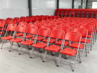 Chaise pliante monobloc, sans assemblage, idéale pour les expositions et les activités de plein air