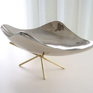 Bol à chocolat en métal artistique avec look vintage et brillance subtile parfait pour les besoins de service traditionnels et les affichages décoratifs - Product Image 1