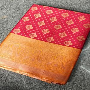 ผ้าไหมกันชิปุรามสำหรับผู้หญิง พร้อมลายดอกไม้สีทองสวยงาม ประดับด้วยลายซารีมีนา บัตต้า และพัลลูที่หรูหรา ผลิตในประเทศอินเดีย - Product Image 1