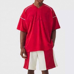 Nouveauté Ensemble de t-shirts de football surdimensionnés rouges pour hommes, décontracté, manches courtes, respirant, confortable pour l'été en extérieur - Product Image 1