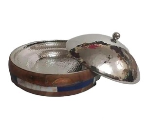 Plat de service isotherme en acier inoxydable martelé, fait main, avec support chauffe-plats en bois, pour mariages, fêtes et buffets - Product Image 1