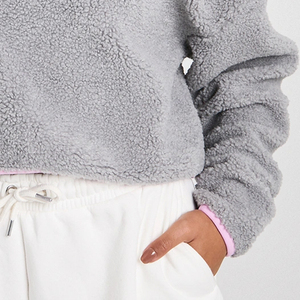 Sweat-shirt pour femme en tissu sherpa, décontracté, avec logo, pour les acheteurs en gros, prix de gros, design avec col zippé quart, design 2026 - Product Image 4