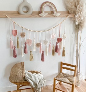 Suspension murale en macramé en forme de feuille de couleur pastel avec des détails en perles de bois pour une décoration intérieure élégante et une présentation de pièce élégante - Product Image 4