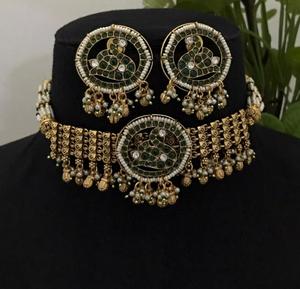 Conjunto de Collar y Aretes de Diseño Premium con Baño de Oro y Piedras Polki, Estilo Gargantilla, para Bodas, Colección para Mujer - Product Image 2