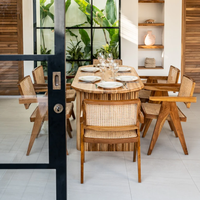 Ensemble de table à manger en teck massif Nismaaya Dericia 5 pièces, chaises en rotin tissées à la main, style moderne, durable, respectueux de l'environnement, cuisine