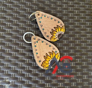 ห่วงโซ่กุญแจหนังที่แกะสลักด้วยมือรูปทรงแปลกใหม่น่ารักอุปกรณ์เสริมพวงกุญแจหนังสำหรับทุกเพศ - Product Image 1