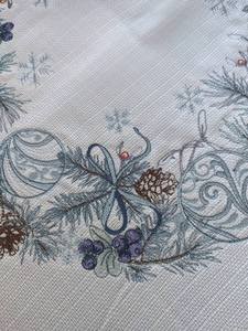 Centro de Mesa Navideño Bordado Personalizado con Piñas, Bayas y Adornos, Decoración Invernal para Mesa Festiva - Product Image 4