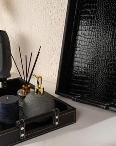 Bandeja de Servicio Decorativa de Metal Ecológica Hecha a Mano de Belleza Refinada para Cocinas, Áreas de Estar, Resorts - Versátil para el Hogar y Restaurantes - Product Image 6