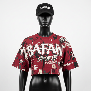 Crop top femme en jersey de coton premium, doux, respirant, imprimé bordeaux sur toute la surface, impression sérigraphique, logo personnalisé. - Product Image 1