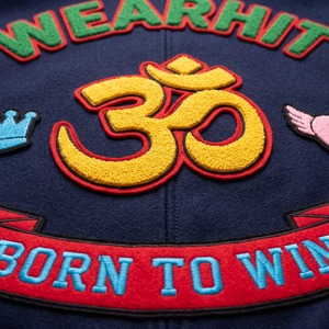 Chaqueta Varsity con Parches de Chenille, Color Azul Marino, Mangas de Cuero Marrón, Chaqueta Letterman con la Inscripción Born To Win, OEM - Product Image 4