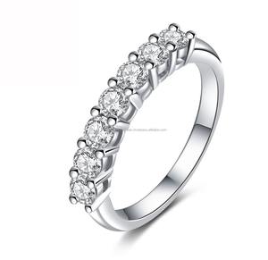 Anillo de compromiso de moissanita, piedra de corte brillante ovalada, Plata de Ley sólida, joyería de boda clásica para mujer disponible para la venta - Product Image 1