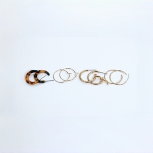 Ensemble de boucles d'oreilles créoles tendance pour femmes, boucles d'oreilles créoles minimalistes en métal, bijoux légers et élégants, ensemble cadeau - Product Image 3