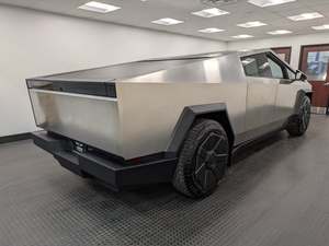 เทสล่า ไซเบอร์ทรัค ครูว์แค็บ ขับเคลื่อนสี่ล้อ ระบบไฟฟ้า เกียร์อัตโนมัติ ล้อแม็ก R20 พวงมาลัยซ้าย ภายในสีเข้ม เบาะหนัง รถ SUV หลังคาซันรูฟแบบพาโนรามา ปี 2024 - Product Image 3