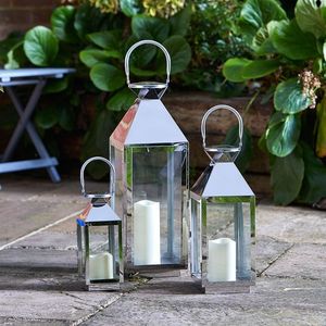 Grande lanterne en acier inoxydable pour les espaces extérieurs intérieurs avec finition résistante, ce qui la rend parfaite pour toutes les conditions météorologiques - Product Image 1