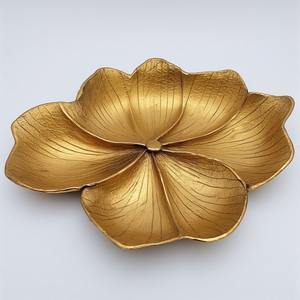 Serveur de fruits secs en aluminium fabriqué à la main avec trois bols à feuilles jointes en finition or antique pour intérieurs de salle à manger décoratifs - Product Image 2