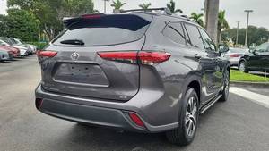 Toyota Highlander XLE FWD Automatique 2022 Sièges en Cuir Toit Ouvrant Panoramique - Product Image 4