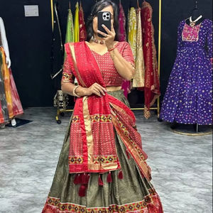 Magnifique Lehenga Choli pour femmes Navratri avec un dupatta fantaisie et des travaux de soie pour les occasions de fête - Product Image 1
