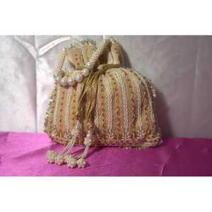 Pochette de soirée artisanale en velours crème, broderie perlée, sac à main pour fête et mariage avec fond plat en perles - Product Image 1