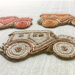 Porte-clés en alliage fait main, broderie perlée, charme multicolore, écologique, dernier design tendance, nouveau design, mariages, élégant - Product Image 1