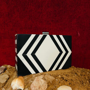 Sac à main en résine noire et blanche fait à la main avec incrustations de bois, motif géométrique en diamant, sac de soirée de luxe - Product Image 2
