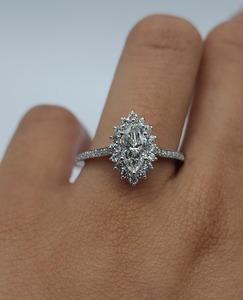 แหวนหมั้นสไตล์วินเทจคลาสสิกทำมือจาก Mehrajudin Gems ประดับเพชรโมอิสซาไนต์ธรรมชาติ ตัวเรือนเงินสเตอร์ลิงแบบหนามเตย - Product Image 4