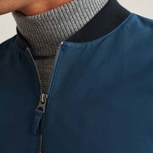 แจ็คเก็ตบอมเบอร์สไตล์วินเทจแบบสบายๆ คุณภาพสูง ผลิตตามสั่ง ขายส่ง รับทำ OEM  บุผ้าโพลีเอสเตอร์อุ่นๆ  แบบมีซิป  รับทำโลโก้ สี และขนาดตามสั่ง - Product Image 4