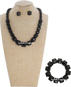 Ensemble de bijoux pour femmes, collier, boucles d'oreilles et bracelet en perles de résine noire géométriques, accessoire de mode volumineux et tendance - Product Image 3