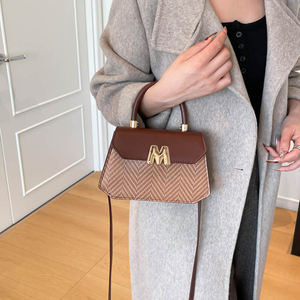 Sac à main structuré à poignée supérieure, motif monogramme chevrons hexagonaux, avec fermoir lettre M, tissage géométrique, pour acheteurs de boutiques - Product Image 5
