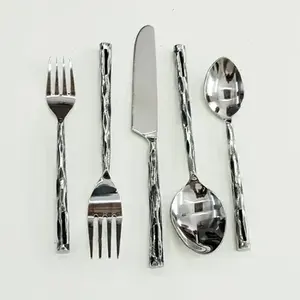 Ensemble de couverts de conception tendance en acier inoxydable avec poignée en laiton parfait pour la vaisselle de restaurant et les repas - Product Image 1