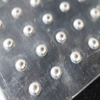 Grille de sécurité en acier perforé antidérapante pour marches d'escalier, services de découpe, pliage et soudage sur mesure