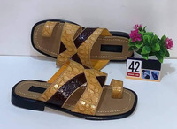 Sandales arabes de haute qualité pour hommes Pantoufles élégantes à bout carré OEM Conception de boucle confortable Amorti Chappal OEM de Dubaï vente en gros