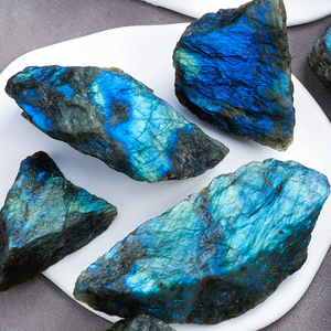 Vente en gros de pierres brutes de <span class=keywords><strong>labradorite</strong></span> bleue naturelle plus intense pour la décoration intérieure - Product Image 1