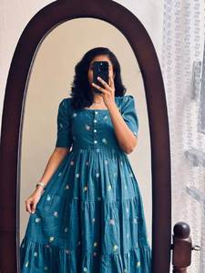 Hermoso maxi de verano para la próxima temporada con hermosos bordados por todas partes - Product Image 5