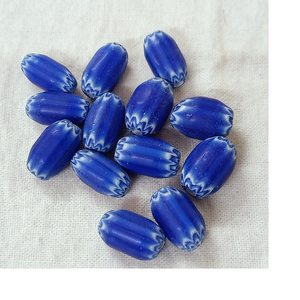 Perles de verre à chevrons bleues avec rayures blanches faites sur mesure de tailles assorties pour les créateurs de bijoux et les magasins de perles natifs - Product Image 1