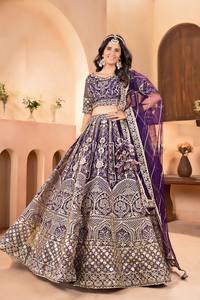 Tenue ethnique indienne moderne, Lehenga Choli longueur ras du sol, silhouette Empire, col en V, avec broderie de sequins, de cordons et de Jari, et tissu en résille papillon - Product Image 5