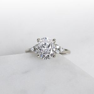 แหวนเพชรโมอิสเจ็ดเม็ดสำหรับสตรีทรงรี - Product Image 2