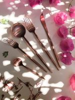 Ensemble de couverts en métal à poignée aux couleurs vives, parfait pour les tables d'anniversaire d'enfants organisateurs de fêtes et les repas décontractés